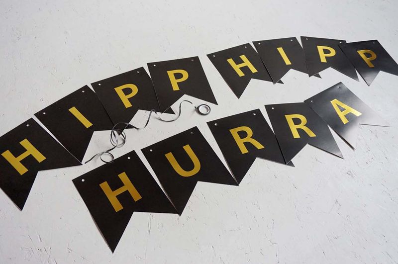 12 stk | Bursdagsbanner, HIPP HIPP HURRA, Sort/gull